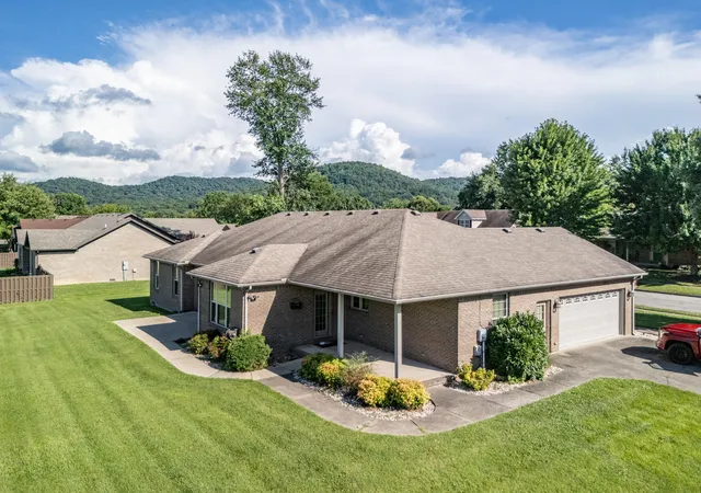 Photo 3 of Sale Pending at 263 Keith Dr, Berea, KY 40403 | MLS# 26018906 | Listing updated on 2026-10-02