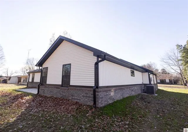 3rd image of 1125 Magnolia Dr, Fulton, KY 42041 | MLS# 26017887
