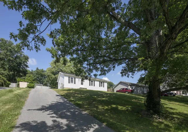 Homes for sale in Stanford, KY | 131 Spring Valley Rd, Stanford, KY 40484 | MLS# 26017635