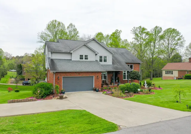 Homes for sale in London, KY | 1901 Mallard Dr, London, KY 40741 | MLS# 26016870