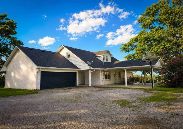 Photo 3 of Single family home for sale at 1821 Elkhorn Rd, Campbellsville, KY 42718 | MLS# 26016610 | Listing updated on 2026-10-13