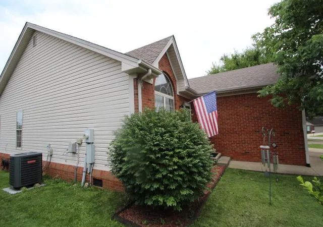 Homes for sale in Lawrenceburg, KY | 109 Yorkshire Dr, Lawrenceburg, KY 40342 | MLS# 26016527