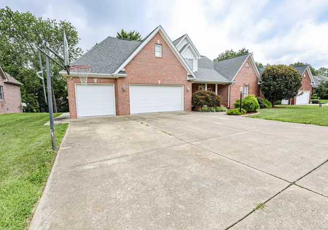 Homes for sale in Paducah, KY | 250 Cascade Dr, Paducah, KY 42003 | MLS# 26016499