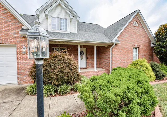 Homes for sale in Paducah, KY | 250 Cascade Dr, Paducah, KY 42003 | MLS# 26016499