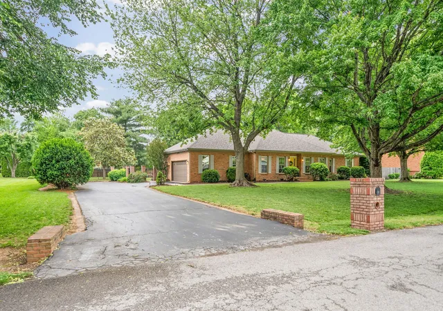 Photo 3 of Single family home for sale at 219 Fairfax Ave, Hopkinsville, KY 42240 | MLS# 26016526 | Listing updated on 2026-07-20
