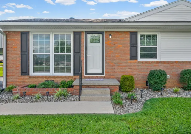 Homes for sale in Hopkinsville, KY | 701 Mill Green Ct, Hopkinsville, KY 42240 | MLS# 26016562