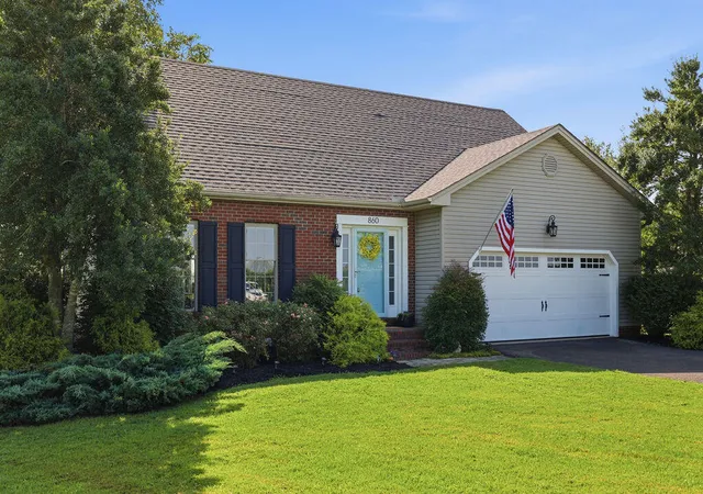 Homes for sale in Murray, KY | 860 Oaks Country Club Rd, Murray, KY 42071 | MLS# 26017492
