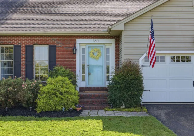 Homes for sale in Murray, KY | 860 Oaks Country Club Rd, Murray, KY 42071 | MLS# 26017492