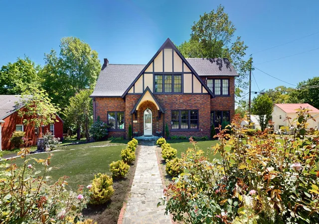 Photo 1 of Single family home for sale at 1007 Poplar St, Murray, KY 42071 | MLS# 26016734 | Listing updated on 2026-10-27