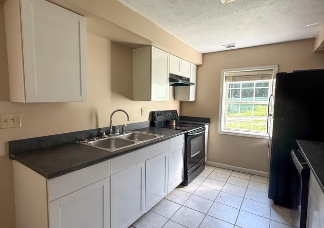 Photo 3 of Single family home for sale at 118 Langdon St, Somerset, KY 42501 | MLS# 26016607 | Listing updated on 2026-10-03