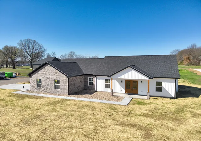 Homes for sale in Mayfield, KY | 139 Ayly Estates Dr, Mayfield, KY 42066 | MLS# 26017487