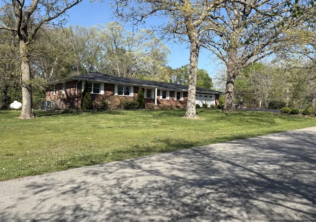 Photo 2 of Single family home for sale at 116 Edgewood Dr, Cadiz, KY 42211 | MLS# 26018621 | Listing updated on 2026-10-06