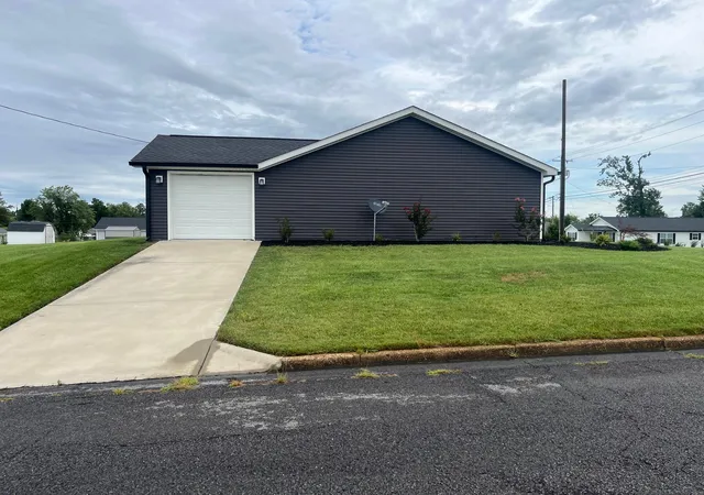 Homes for sale in Mayfield, KY | 303 N 5th St, Mayfield, KY 42066 | MLS# 26017435