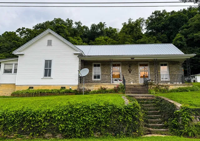 Homes for sale in Lawrenceburg, KY | 2970 Glensboro Rd, Lawrenceburg, KY 40342 | MLS# 26016962