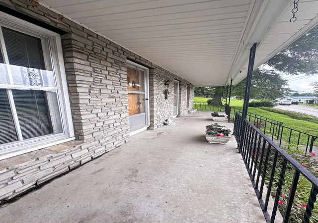 Homes for sale in Lawrenceburg, KY | 2970 Glensboro Rd, Lawrenceburg, KY 40342 | MLS# 26016962