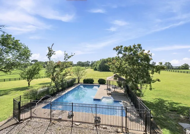 Photo 3 of Single family home for sale at 106 Stirling Ln, Versailles, KY 40383 | MLS# 26017108 | Listing updated on 2026-07-19