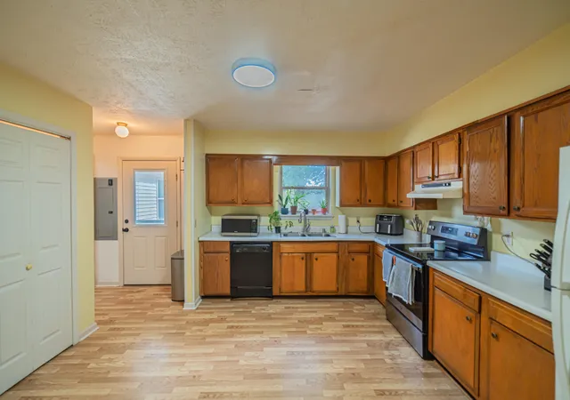 Photo 4 of Sale Pending at 1001 Oak Grv Cir, Benton, KY 42025 | MLS# 26018613 | Listing updated on 2026-07-27