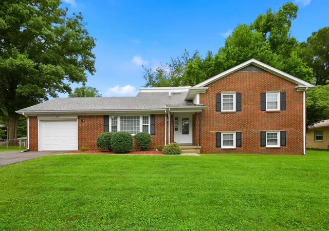 Photo 1 of Single family home for sale at 1147 Athenia Dr, Lexington, KY 40504 | MLS# 26017388 | Listing updated on 2026-10-20