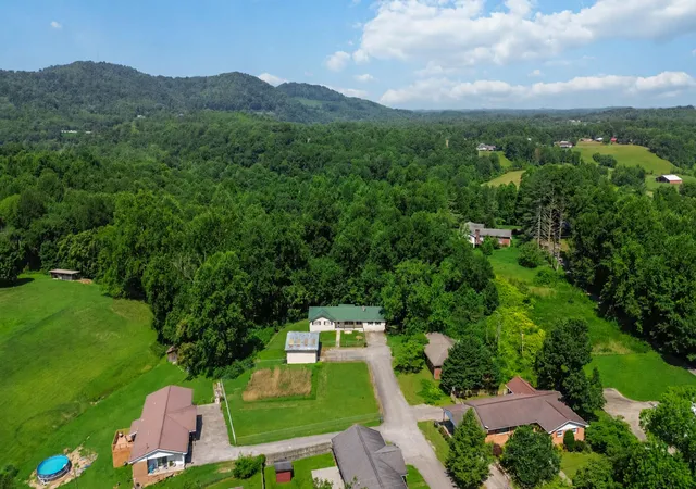 Homes for sale in Williamsburg, KY | 37 Kentucky Ln, Williamsburg, KY 40769 | MLS# 26017520