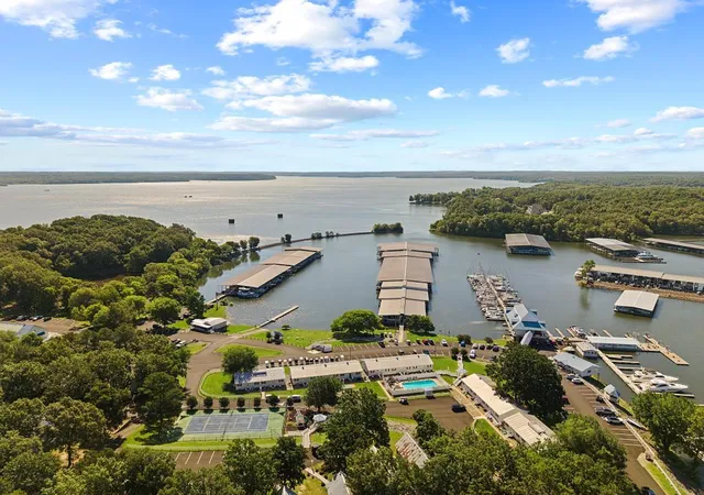 Listing Photo 2 - Condo for sale in building located at 107 Grn Turtle Bay Dr, Grand Rivers, KY 42045