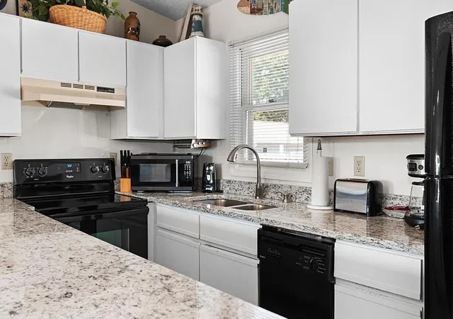 Listing Photo 5 - Condo for sale in building located at 107 Grn Turtle Bay Dr, Grand Rivers, KY 42045