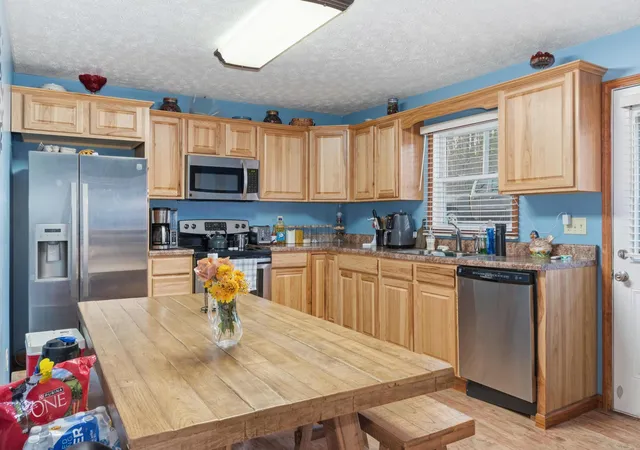 Photo 3 of Single family home for sale at 1231 Rockcastle Lakeshore Dr, Cadiz, KY 42211 | MLS# 26018501 | Listing updated on 2026-07-16