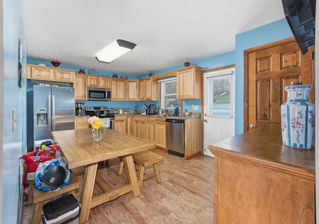 Photo 3 of Single family home for sale at 1231 Rockcastle Lakeshore Dr, Cadiz, KY 42211 | MLS# 26018501 | Listing updated on 2026-07-16