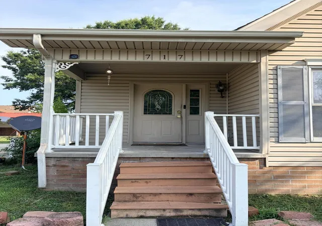 Photo 3 of Single family home for sale at 717 Tennessee St, Paducah, KY 42003 | MLS# 26018892 | Listing updated on 2026-07-17