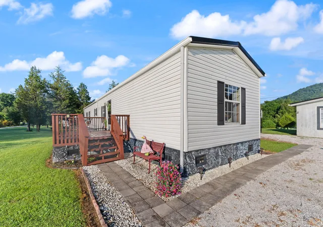 Photo 3 of Sale Pending at 45 Oak Valley Rd, Irvine, KY 40336 | MLS# 26018683 | Listing updated on 2026-07-25