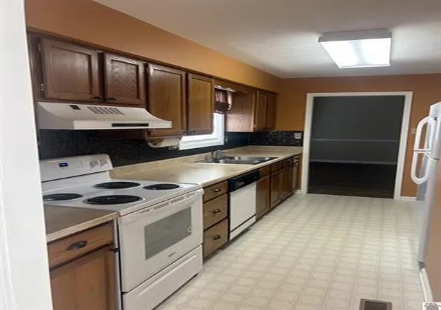 Photo 3 of Sale Pending at 903 Sivley Rd, Hopkinsville, KY 42240 | MLS# 26017321 | Listing updated on 2026-08-28