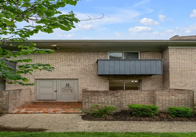 Homes for sale in Lexington, KY | 1084 Armstrong Mill Road, Lexington, KY 40517 | Houzeo