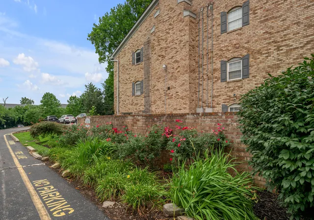 Homes for sale in Lexington, KY | 1084 Armstrong Mill Rd #B, Lexington, KY 40517 | MLS# 26018038