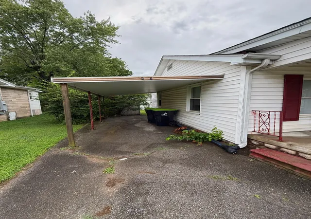 Homes for sale in Benton, KY | 1207 Elm St, Benton, KY 42025 | MLS# 26017571