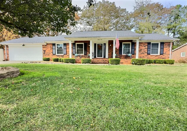 Homes for sale in Murray, KY | 1502 Canterbury Dr, Murray, KY 42071 | MLS# 26017785