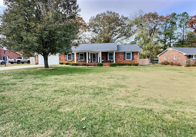 Homes for sale in Murray, KY | 1502 Canterbury Dr, Murray, KY 42071 | MLS# 26017785