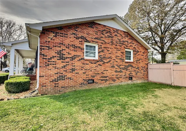 Homes for sale in Murray, KY | 1502 Canterbury Dr, Murray, KY 42071 | MLS# 26017785