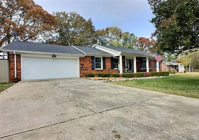 Homes for sale in Murray, KY | 1502 Canterbury Dr, Murray, KY 42071 | MLS# 26017785