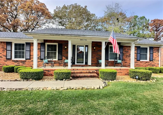 Homes for sale in Murray, KY | 1502 Canterbury Dr, Murray, KY 42071 | MLS# 26017785