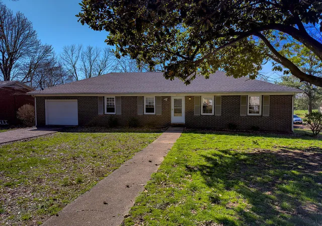 Homes for sale in Mayfield, KY | 403 Fairlane Dr, Mayfield, KY 42066 | MLS# 26017531