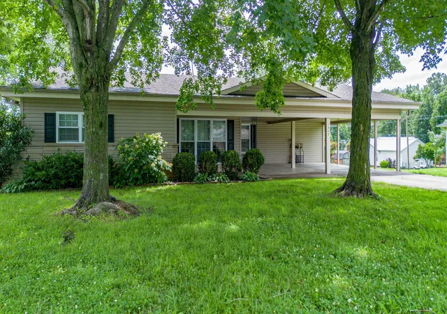 Homes for sale in Benton, KY | 1303 Shelby Mccallum Dr, Benton, KY 42025 | MLS# 26017580