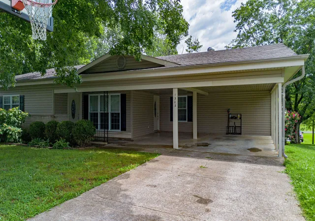 Homes for sale in Benton, KY | 1303 Shelby Mccallum Dr, Benton, KY 42025 | MLS# 26017580