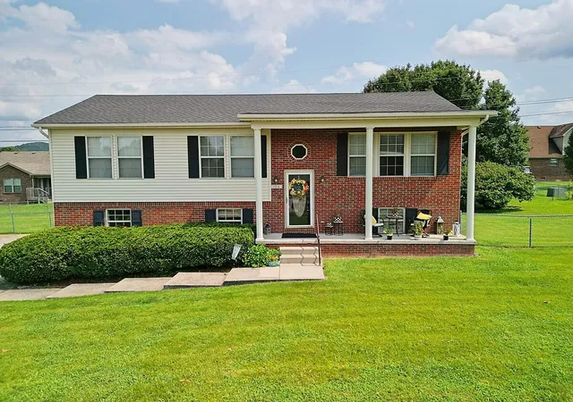 Photo 1 of Sale Pending at 504 Scenic View Cir, Berea, KY 40403 | MLS# 26017776 | Listing updated on 2026-09-08