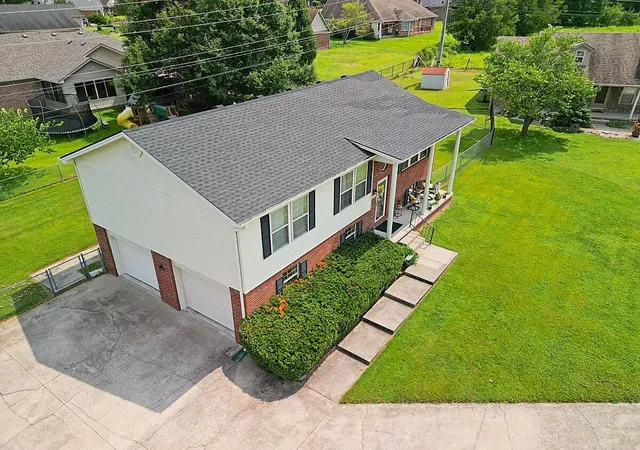 Photo 3 of Sale Pending at 504 Scenic View Cir, Berea, KY 40403 | MLS# 26017776 | Listing updated on 2026-09-08