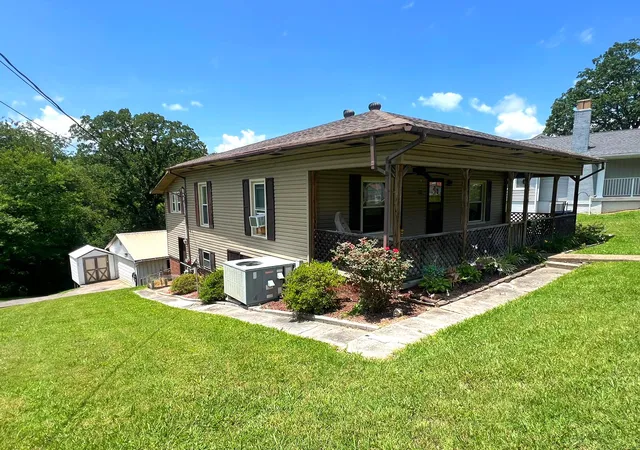 Photo 2 of Sale Pending at 719 W Gordon St, Corbin, KY 40701 | MLS# 26017574 | Listing updated on 2026-09-17
