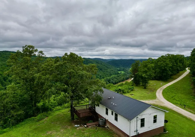 Photo 2 of Single family home for sale at 301 T Estes Rd, Beattyville, KY 41311 | MLS# 26018185 | Listing updated on 2026-10-03