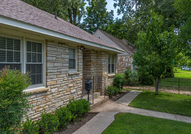 Homes for sale in Paducah, KY | 2625 Jefferson St, Paducah, KY 42001 | MLS# 26017787