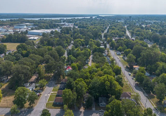 Photo 2 of Single family home for sale at 411 W Jefferson St, Paducah, KY 42001 | MLS# 26017870 | Listing updated on 2026-07-12