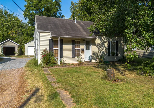 Photo 3 of Single family home for sale at 411 W Jefferson St, Paducah, KY 42001 | MLS# 26017870 | Listing updated on 2026-07-12