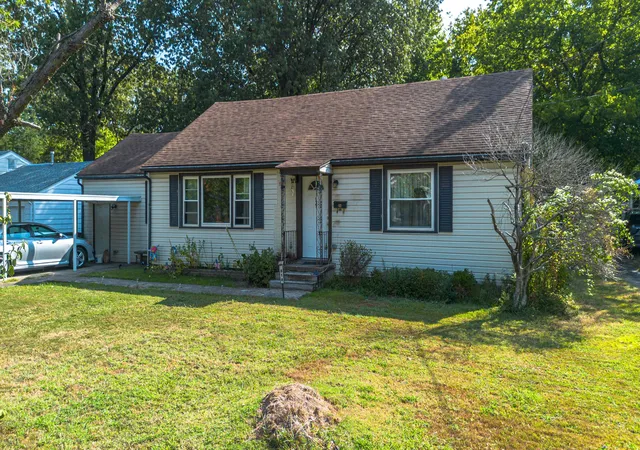 Photo 3 of Single family home for sale at 411 W Jefferson St, Paducah, KY 42001 | MLS# 26017870 | Listing updated on 2026-10-22