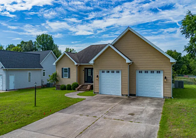 2nd image of 1010 Red Pine Cir, West Paducah, KY 42086 | MLS# 26017872